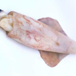 Compra calamar de potera y rellena el cuerpo del calamar de los rejos y otros ingredientes para prepararlos rellenos: ¡están deliciosos!